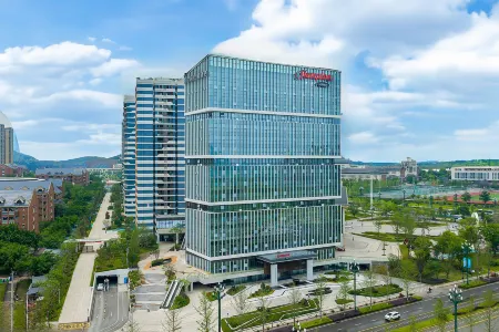 Hampton by Hilton Yibin University Town Отели рядом с достопримечательностью «Li Zhuang Lv You»
