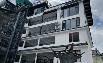 Lijiang Minaduanyi Snow Mountain Viewing Holiday B&B