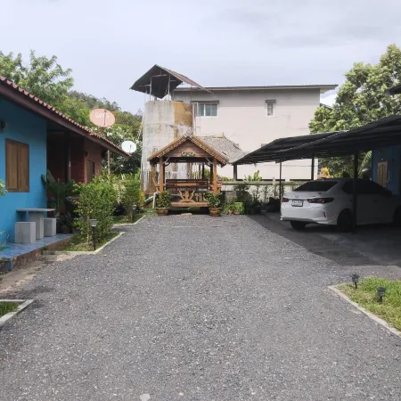 SK Hometel Samui Airport Отели рядом с достопримечательностью «Крокодиловая ферма Самуи»