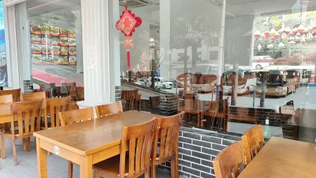 Sanqing Mountain Juhe Holiday Homestay (Near Shuangxi Cableway Station) Отели рядом с достопримечательностью «West Coast Scenic Area»