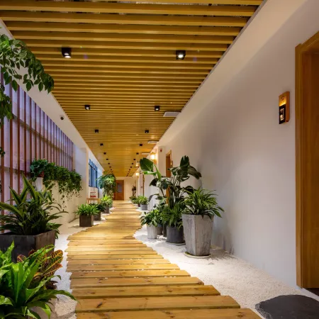 Huaqi Ruosu Mountain House (Huashan Scenic Area Visitor Center)