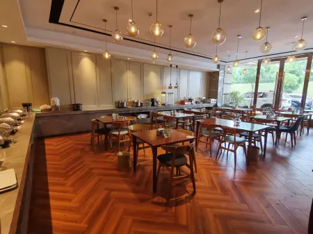 Hengdian Yihe Hotel (Qinwang Palace Dream Valley Branch)