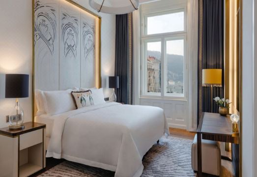 마틸드 팰리스 호텔의 럭셔리 스파나 레스토랑 내부