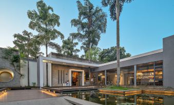 Moon Villa (Yangshu Ten-mile Gallery Yulong River)