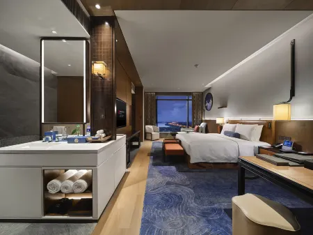 HUALUXE Nanjing Yangtze River by IHG Отели рядом с достопримечательностью «Nanjing University of Technology Pukou Campus»