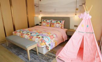 A bedroom is equipped with an inflatable bed and a play area in the middle specifically designed for children at LEFUQIANG BOYUE HOTEL