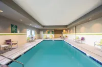 La Quinta Inn & Suites by Wyndham Memphis Downtown - piscina