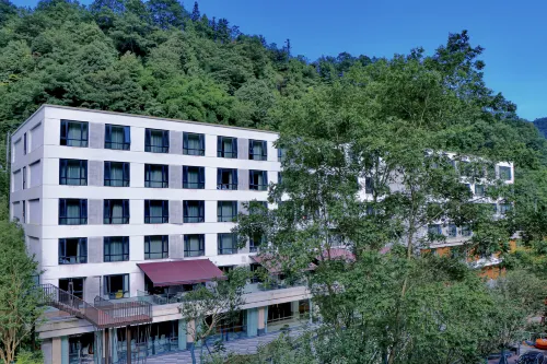 Sakura Hot Spring Holiday Hotel Hotels in Chongzhou