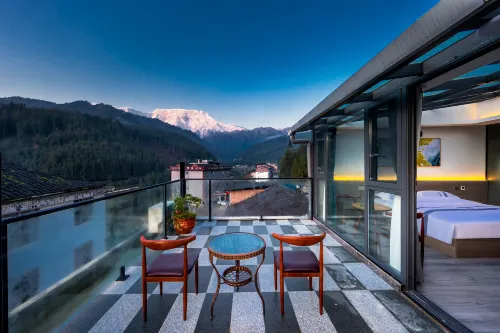 Qingquan Elegant Restaurant (Wawu Mountain Scenic Area) - วิวภูเขา