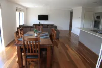 Southern River Family Accommodation. Free WiFi Hotels near Sherlock Close Reserve