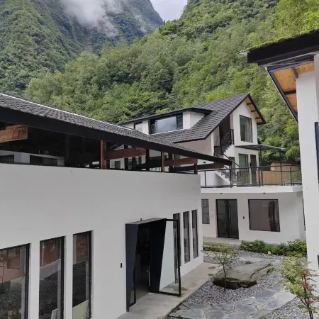 Qingyun Posthouse. Stay in the Cloudy Mountains