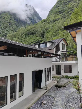 Qingyun Posthouse. Stay in the Cloudy Mountains