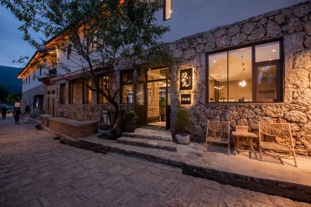 Golden Sunset CloudPeak International Grand Villa Resort, Xixiangyuan, Baisha Ancient Town Отели рядом с достопримечательностью «Lijiang Snow Mountain Falcon Valley Scenic Area»