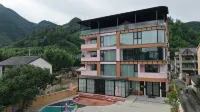 桐廬所住民宿（雅魯漂流竹溪樂園店） 五雲山革命烈士陵園附近的飯店