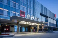 Radisson RED Hotel Jingjiang Financial Business District Hotels near Jingjiangshi Library (bushilishequfenguan)