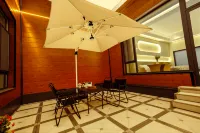 Xinyuan · Half Window Moon | Minimal · Bank · Shorely Homestay (People's Square) - 2-Star
