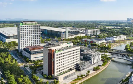Holiday Inn Wuxi Taihu New City Отели рядом с достопримечательностью «HeZhenLiang Yu AoLinPiKe ChenLieGuan»