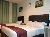 一家靈獅亞飯店 Lido Four Seasons Residence附近的飯店