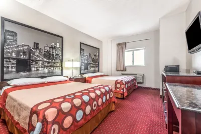 Super 8 by Wyndham North Bergen NJ/NYC Area Hotel di West New York