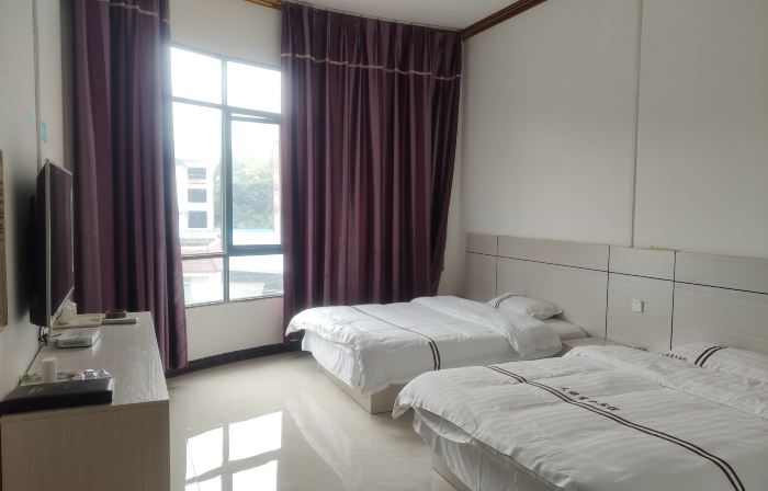 Longlin Tianbao Business Hotel