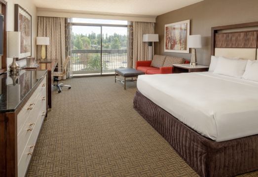 힐튼 벨뷰의 깔끔하게 정돈된 침실