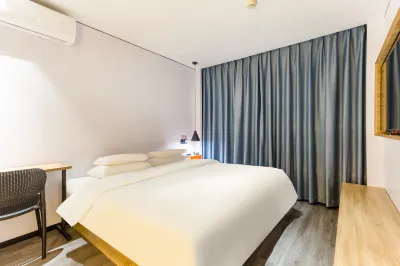 青季飯店MINI（廣州市二宮地鐵站店） 寶崗體育場附近的飯店