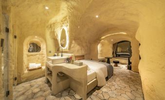 Yeshi · Cave Designer Hot Spring Hotel (Kuanzhai alley Southwest Jiaotong University)