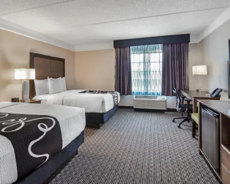 La Quinta Inn & Suites by Wyndham Miami Airport West ドラールのホテル