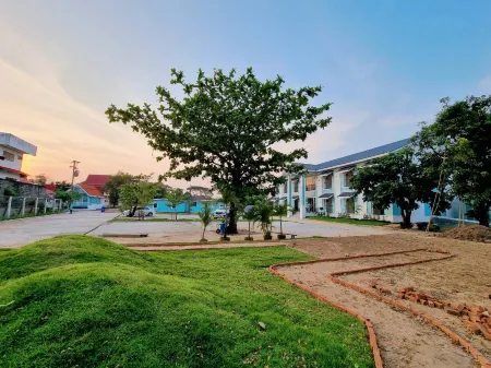 Thong Prachok Hotel Отели рядом с достопримечательностью «Wat Phra That Choeng Chum Worawihan»