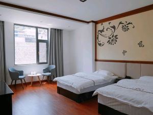 Longling Yijia Hotel