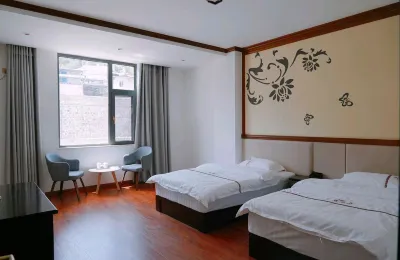 Longling Yijia Hotel Hotels near Huitong Bridge