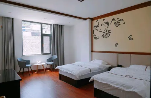 Longling Yijia Hotel