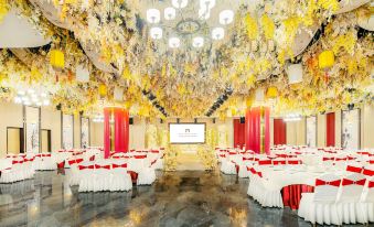 The ballroom at Hotel Des Moines is a popular venue for weddings, as shown in a photo taken by Person S Estate at Fuzhou Le'an New Century Mingting Hotel
