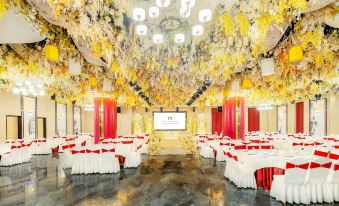 The ballroom at Hotel Des Moines is a popular venue for weddings, as shown in a photo taken by Person S Estate at Fuzhou Le'an Maison New Century Hotel