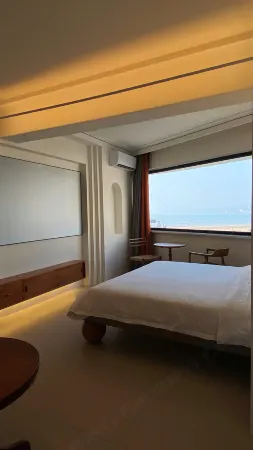 White rock Hotel (Golden Beach)