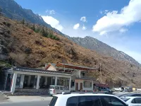 虎跳峽華峽名川中国式旅館 中虎跳峡一線天景地周辺のホテル