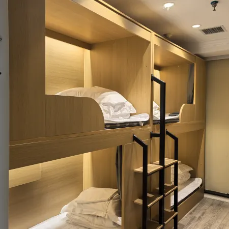 Zhonggulou Youth Hostel (Xi'an Zhonglou Subway Station Huimin Street Branch)