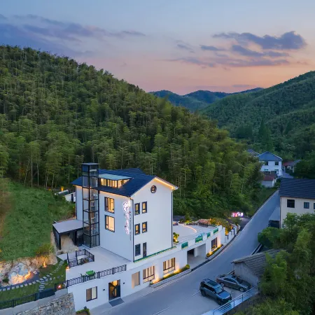 Breezes from the South | Backcountry Retreat: Starry Sky, River Soaking, and Field Courtyard
