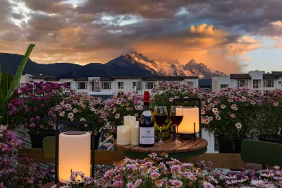 日照金山古云別院民宿 麗江體育中心綜合館附近的飯店