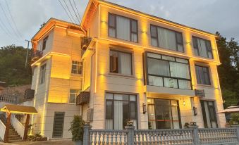 Hefeng Qingqing Xiaoyuan Homestay
