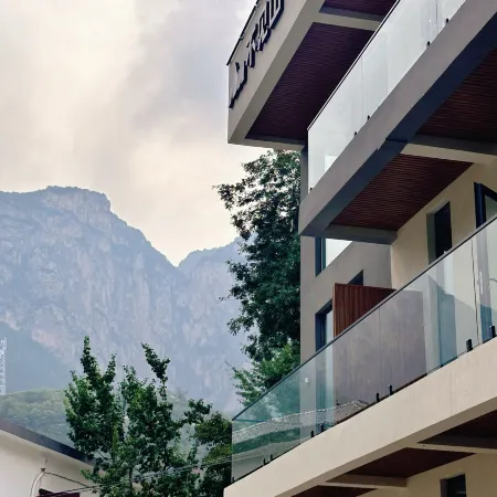 Hidden Peaks · Nature Retreat