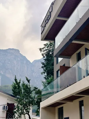 Hidden Peaks · Nature Retreat