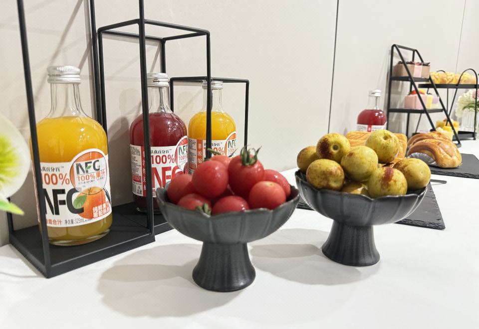 ZonGin Hotel의 크림색 톤 객실 인테리어 