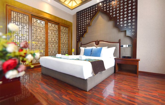She he Theme Hotel