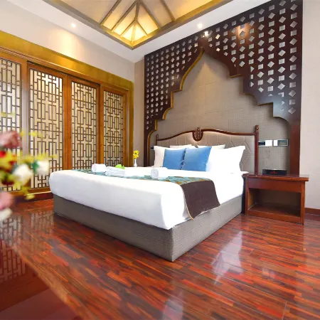 She he Theme Hotel