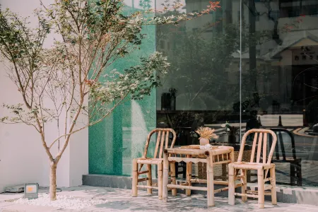 Jiezhi Hotel (Zhangjiajie National Forest Park Sign Store) Отели рядом с достопримечательностью «Zhangjiajie Zixia Temple»