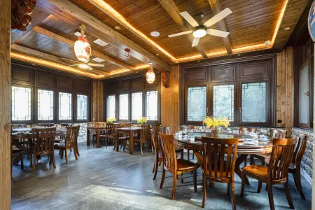 Wuyuan Ginkgo Building Art Beauty Su (Shicheng Hongfeng Resort) Отели рядом с достопримечательностью «Guzhang Folklore Garden»