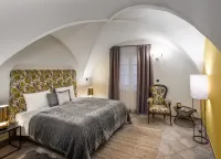Chateau 9 Apartments by Adrez - Condos