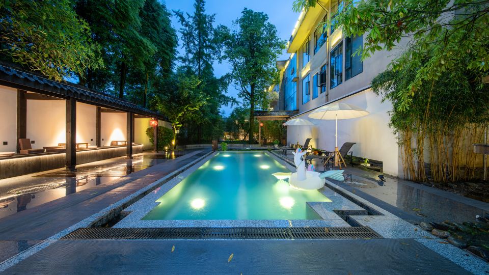 Linran Spring Holiday Hotel near The PandaVally