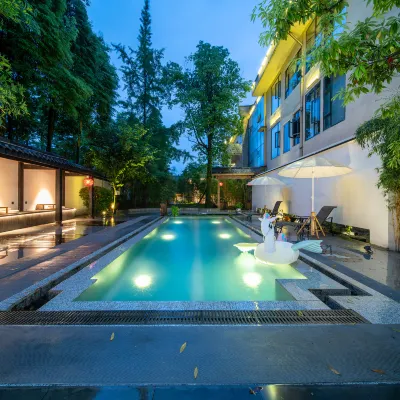 Linran Spring Holiday Hotel near The PandaVally Hotels near Panda Valley